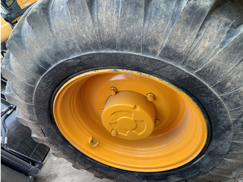 Gumikerekes homlokrakodó JCB 4CX: 4 kép.