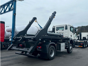 Billenőplatós teherautó, Darus autó MAN TGS 18.400 4x4  Euro 6e Hyva Absetzkipper: 3 kép.