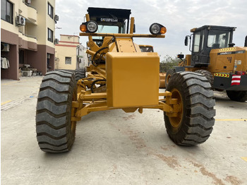 Gréder CATERPILLAR 140H: 2 kép. Gréder CATERPILLAR 140H: 2 kép.