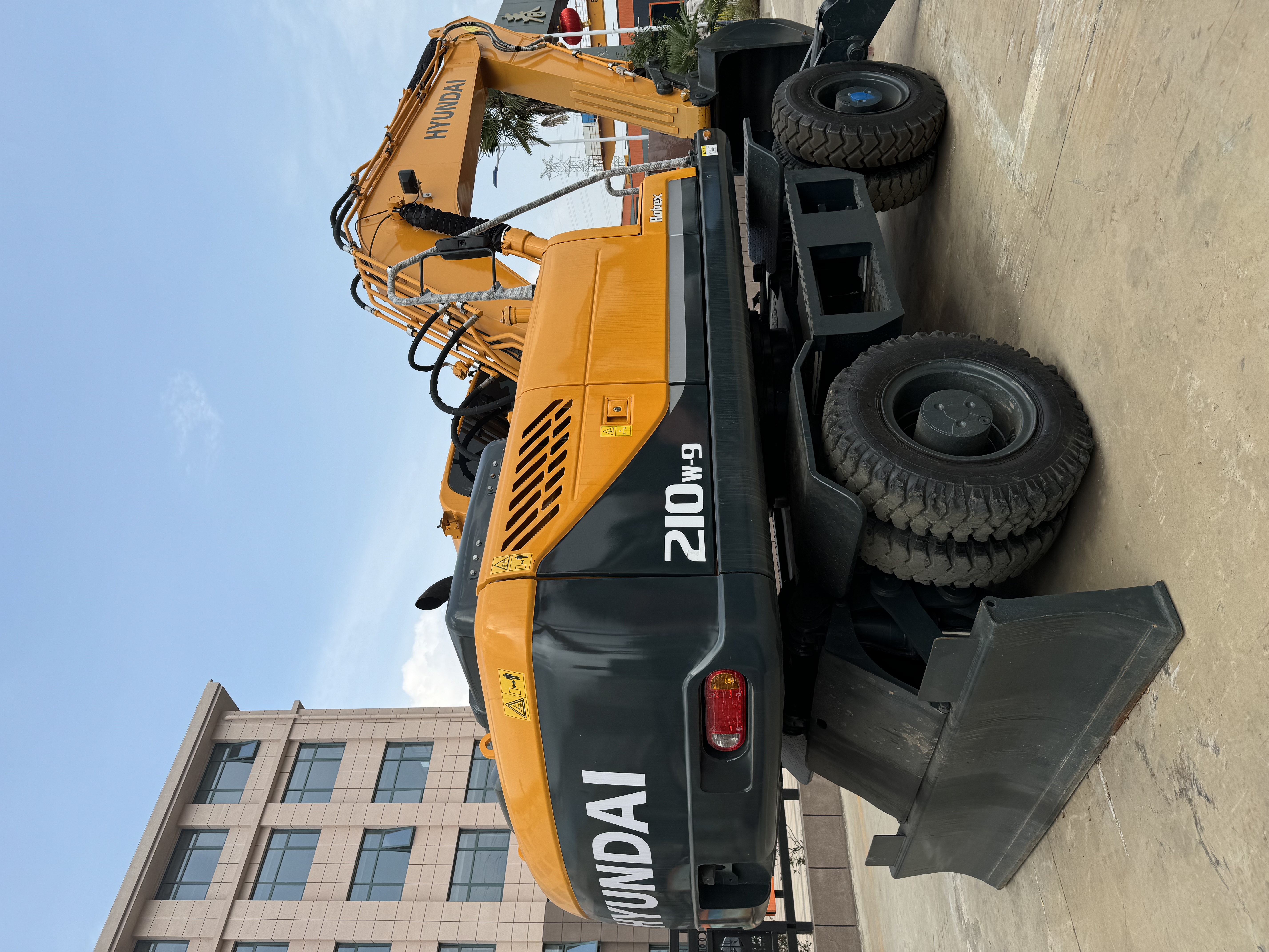 Gumikerekes kotró Hyundai 210W-9: 5 kép. Gumikerekes kotró Hyundai 210W-9: 5 kép.