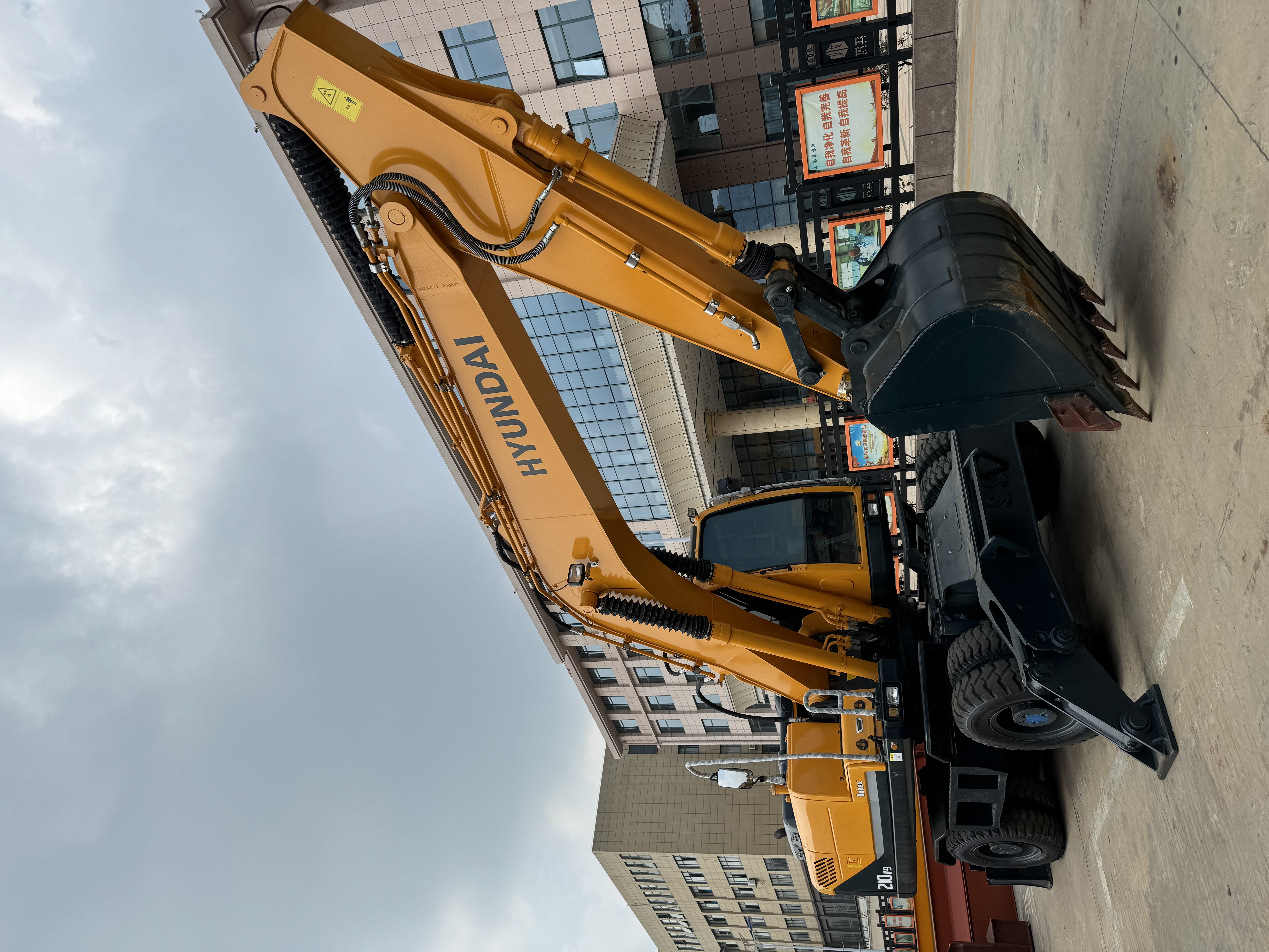 Gumikerekes kotró Hyundai 210W-9: 2 kép. Gumikerekes kotró Hyundai 210W-9: 2 kép.