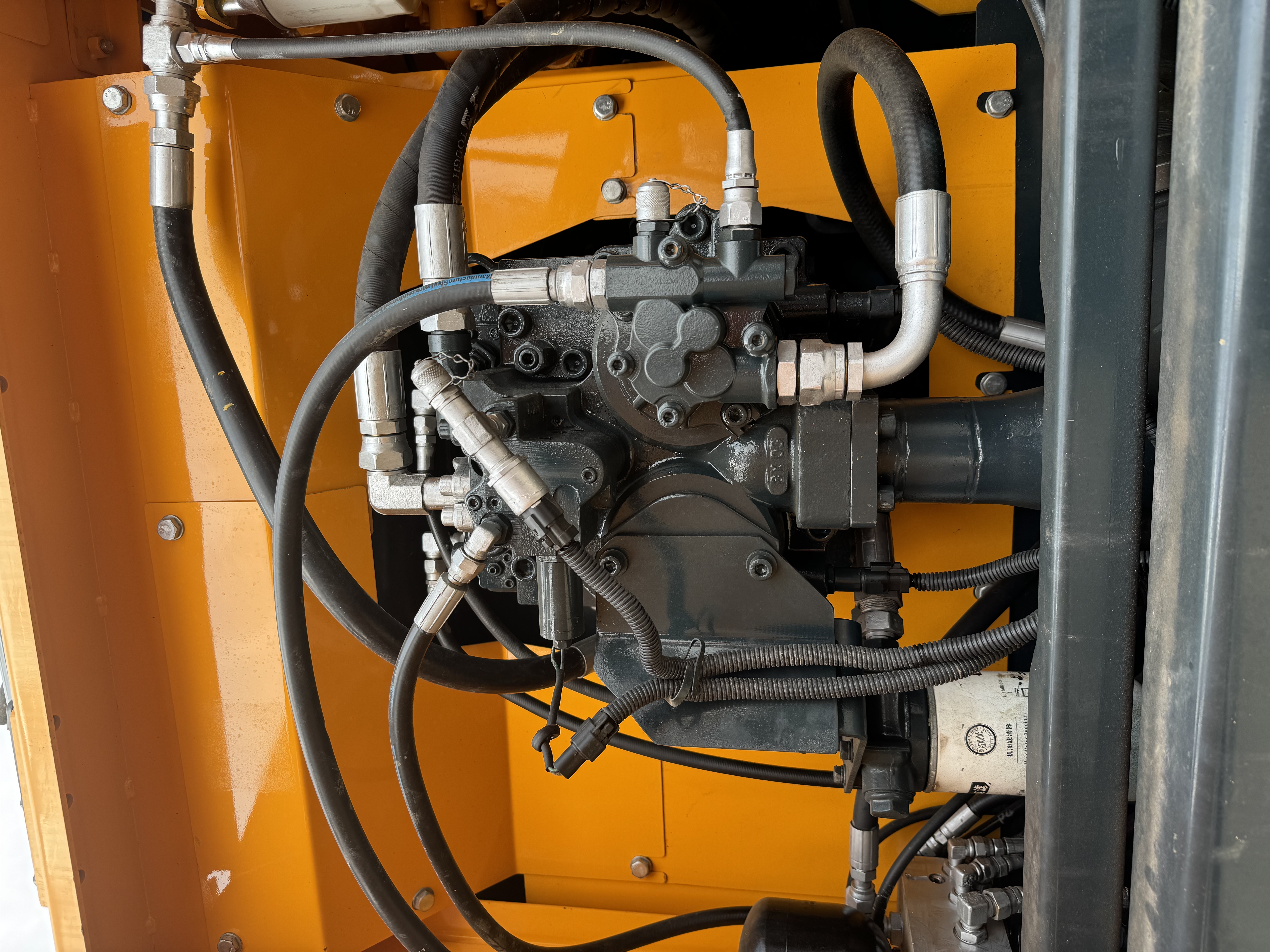 Gumikerekes kotró Hyundai 210W-9: 3 kép. Gumikerekes kotró Hyundai 210W-9: 3 kép.