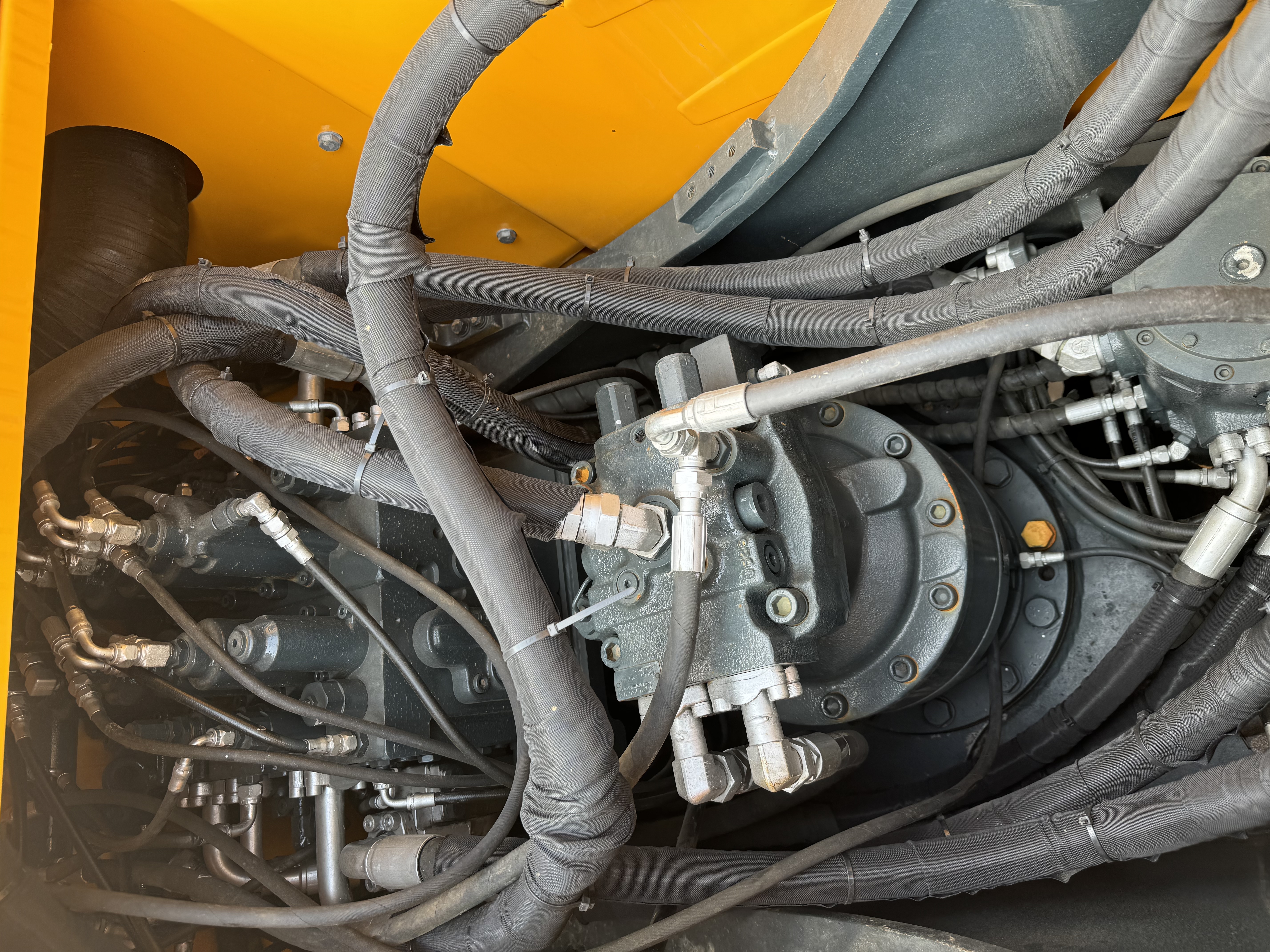 Gumikerekes kotró Hyundai 210W-9: 4 kép. Gumikerekes kotró Hyundai 210W-9: 4 kép.