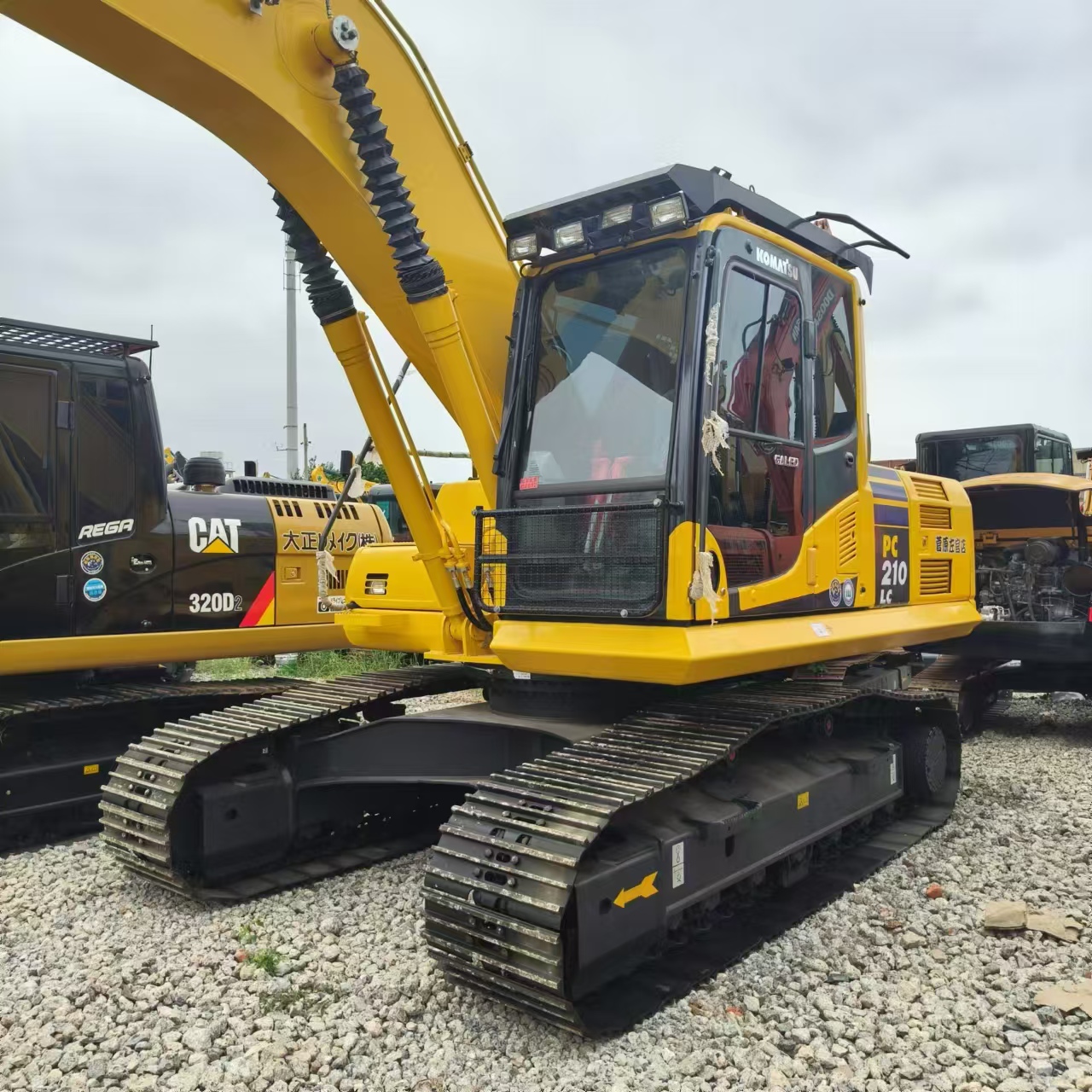 Lánctalpas kotró KOMATSU PC210: 5 kép.