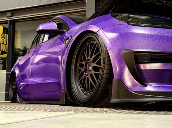 Szedán 2019 Tesla Model 3 / luftunderstell: 2 kép. Szedán 2019 Tesla Model 3 / luftunderstell: 2 kép.