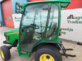 Kistraktor John Deere 2320: 2 kép.