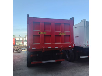 Billenőplatós teherautó SINOTRUK HOWO 8x4: 3 kép.