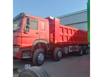 Billenőplatós teherautó SINOTRUK HOWO 8x4: 2 kép.