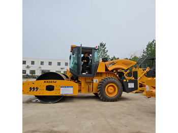 Talajtömörítő XCMG XS233J