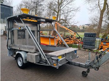 Pótkocsi Mersch LED Absperrtafel 2017 Nissen Anlage Verkehrsleitanhänger Verkehrssicherungsanhänger Sperrwand Verkehrsleittafel Verkehrsleitanhänger: 4 kép.