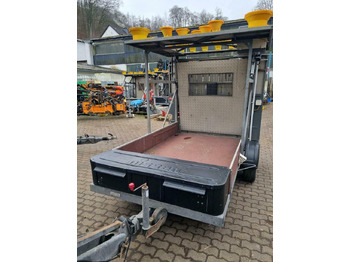 Nissen Absperrtafel Verkehrssicherungsanhänger Sperrwand VZ616 lízing Nissen Absperrtafel Verkehrssicherungsanhänger Sperrwand VZ616: 3 kép. Nissen Absperrtafel Verkehrssicherungsanhänger Sperrwand VZ616 lízing Nissen Absperrtafel Verkehrssicherungsanhänger Sperrwand VZ616: 3 kép.