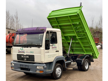 Billenőplatós teherautó MAN