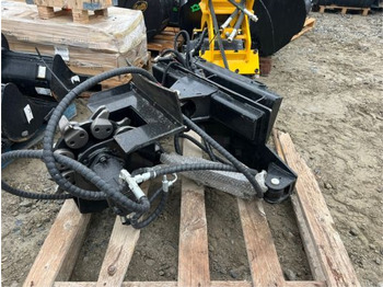 Erdészeti aprító Rogneuse de souches pour minichargeur: 3 kép. Erdészeti aprító Rogneuse de souches pour minichargeur: 3 kép.