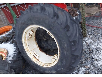 Gumiabroncs - Traktor 14.9R28 rengas - Valtra: 2 kép. Gumiabroncs - Traktor 14.9R28 rengas - Valtra: 2 kép.