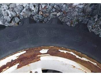 Gumiabroncs - Traktor 14.9R28 rengas - Valtra: 5 kép. Gumiabroncs - Traktor 14.9R28 rengas - Valtra: 5 kép.