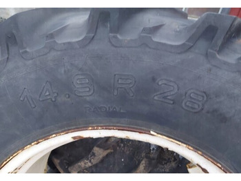 Gumiabroncs - Traktor 14.9R28 rengas - Valtra: 4 kép. Gumiabroncs - Traktor 14.9R28 rengas - Valtra: 4 kép.