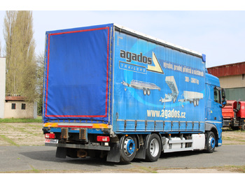 Ponyvás teherautó DAF XF 460 FAR: 4 kép.