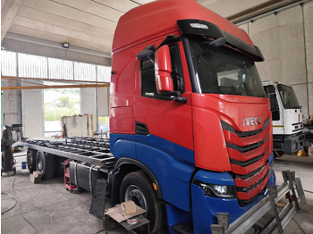 Platós teherautó IVECO S-WAY
