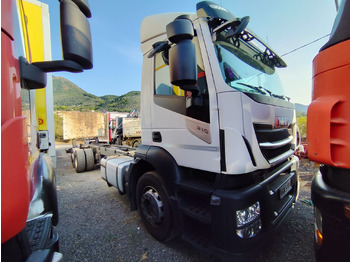 Dobozos felépítményű teherautó IVECO Stralis