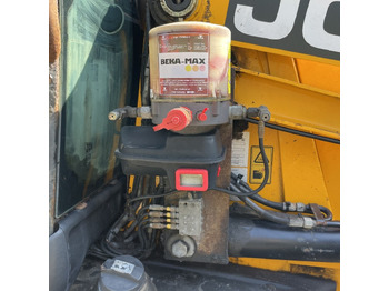 Kotrórakodó JCB 4CX: 5 kép.