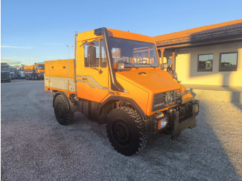 Billenőplatós teherautó UNIMOG U90