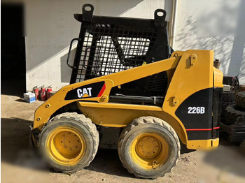 Mini homlokrakodó CATERPILLAR 226B