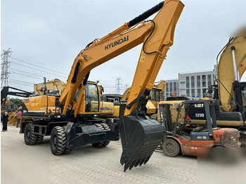 Lánctalpas kotró HYUNDAI ROBEX 220 LC-9S: 2 kép. Lánctalpas kotró HYUNDAI ROBEX 220 LC-9S: 2 kép.
