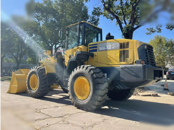 Gumikerekes homlokrakodó KOMATSU WA320-5: 3 kép.