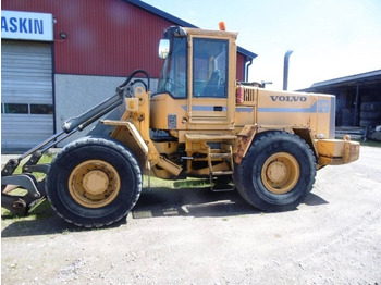 Gumikerekes homlokrakodó VOLVO L90
