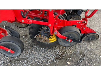 Szemenkénti vetőgép Vaderstad Tempo F 8RK.: 3 kép. Szemenkénti vetőgép Vaderstad Tempo F 8RK.: 3 kép.