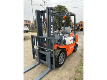 Oszlopos személyemelő heli 3-ton: 3 kép.