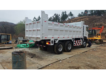 Billenőplatós teherautó HINO HINO 700: 2 kép. Billenőplatós teherautó HINO HINO 700: 2 kép.