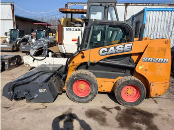 Mini homlokrakodó CASE SR200: 2 kép. Mini homlokrakodó CASE SR200: 2 kép.