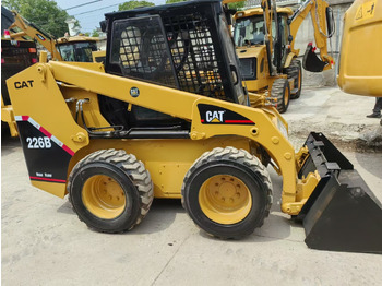 Mini homlokrakodó CATERPILLAR 226B