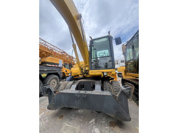 Gumikerekes kotró KOMATSU PW150