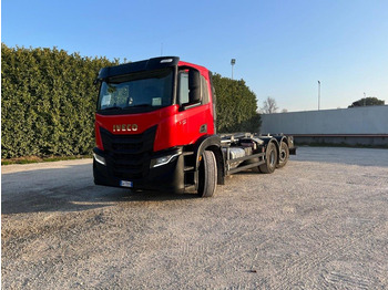 Horgos rakodó teherautó IVECO X-WAY
