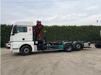 Horgos rakodó teherautó MAN TGX 26.480 SCARRABILE CON GRU: 3 kép.