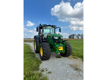 Traktor John Deere 6140M: 3 kép. Traktor John Deere 6140M: 3 kép.