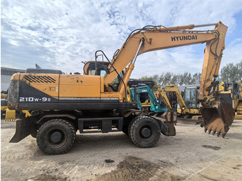 Gumikerekes kotró HYUNDAI R210