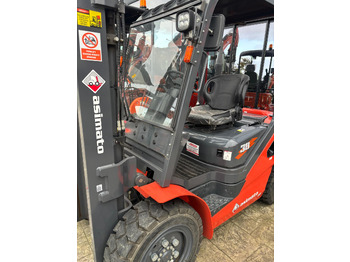 Villás targonca Forklift: 3 kép. Villás targonca Forklift: 3 kép.