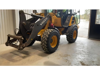 Gumikerekes homlokrakodó Volvo L 25: 4 kép.