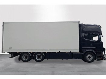 Dobozos felépítményű teherautó Scania R580: 4 kép.
