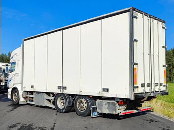 Dobozos felépítményű teherautó Scania R 480: 3 kép. Dobozos felépítményű teherautó Scania R 480: 3 kép.