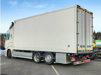 Dobozos felépítményű teherautó Scania R 500: 4 kép.