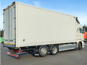 Dobozos felépítményű teherautó Scania R 500: 3 kép.