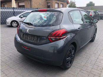 Szedán Peugeot 208 Active: 2 kép.