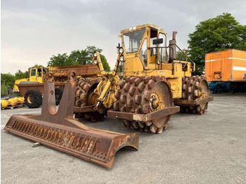 Talajtömörítő Caterpillar 825 + porte engins: 3 kép.