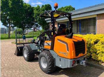 Új Gumikerekes homlokrakodó Giant G 2700 X-tra HD +: 4 kép. Új Gumikerekes homlokrakodó Giant G 2700 X-tra HD +: 4 kép.