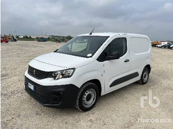 Dobozos felépítményű teherautó PEUGEOT