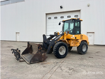 Gumikerekes homlokrakodó VOLVO L30B